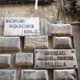 All�esterno del portale � affissa una lastra litica dell�Accademia Polifonica Barese che fu ospitata nell�edificio dal 1935 al 1992. Accanto vi � la scritta Domus Milella, famiglia che da pi� di due secoli possiede la struttura